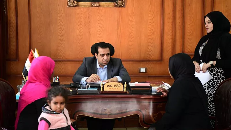 محافظ قنا يستقبل ٨٦ مواطن لبحث شكواهم وطلباتهم