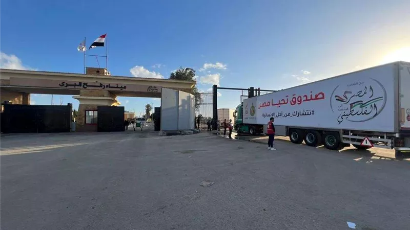 40 شاحنة لبيت الزكاة تعبر ميناء رفح دعمًا لأهلنا في غزة