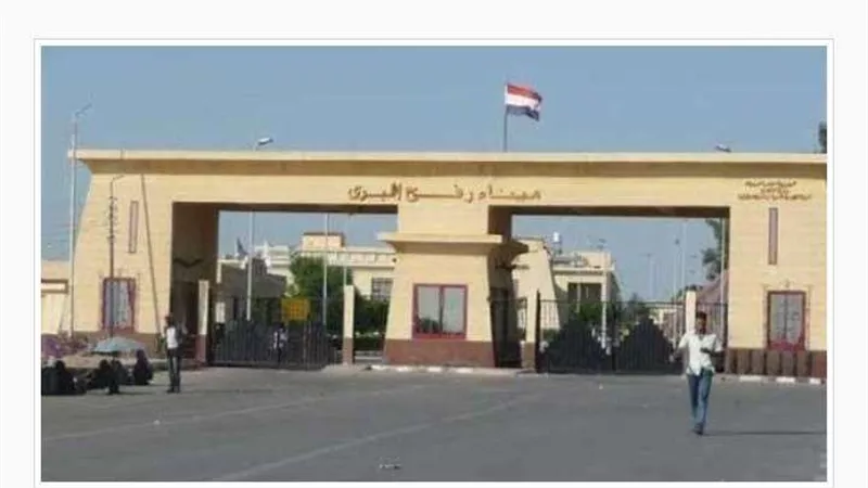 معبر رفح يستقبل عشرات الأجانب والجرحى.. وشاحنات وقود ومساعدات لغزة