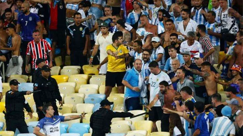 مشاهد كارثية ودامية بين جماهير البرازيل والأرجنتين.. فيديو