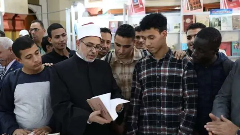 رئيس جامعة الأزهر يفتتح معرض الكتاب الثالث بقطاع الدًّراسة بتخفيضات كبيرة