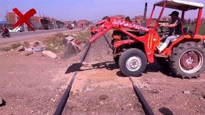 «النقل» تطالب المواطنين بعدم إقامة معابر غير شرعية على قضبان السكك الحديدية