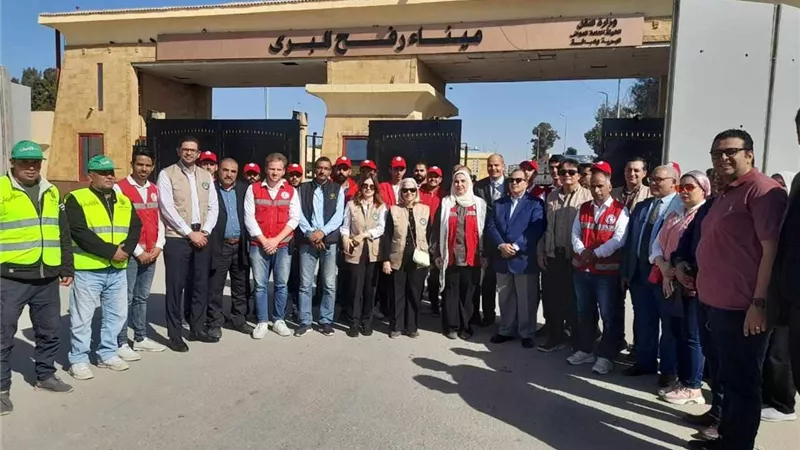 بالصور.. وزيرة التضامن الاجتماعي تتفقد شاحنات المساعدات برفح