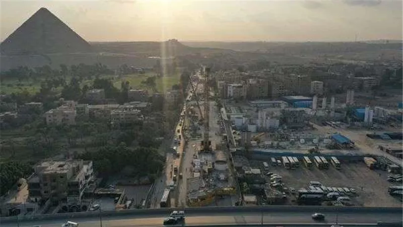 شاهد أعمال تنفيذ محطة حدائق الأهرام (صور)