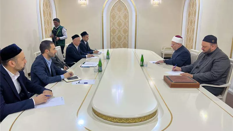 مفتي الجمهورية يلتقي نظيره الأوزبكي في طشقند ويبحثان آفاق التعاون