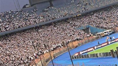 لاعبو الزمالك يحتفلون مع الجماهير البيضاء بعد الفوز على فيوتشر