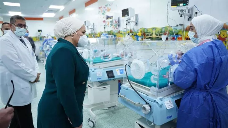 انتصار السيسي: قلبي مع أبنائي من أطفال فلسطين