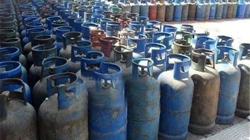 إنهاء تنفيذ قرار غلق لمخزن أنابيب غاز دون ترخيص بمدينة نصر