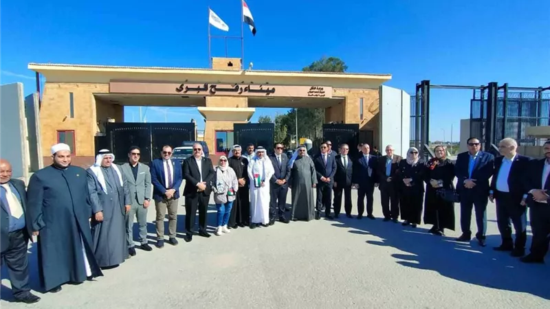رئيس البرلمان العربي يتفقد شاحنات المساعدات أمام معبر رفح