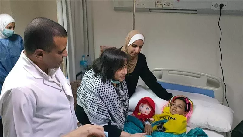 بالصور.. وفد وزاري عربي يزور معبر رفح وجرحى غزة بالعريش