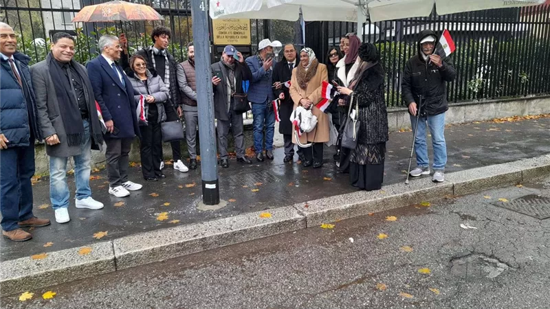 أبناء الجالية المصرية بميلانو يتحدون الطقس السيئ والأمطار للإدلاء بأصواتهم