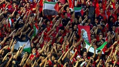 جماهير الأهلي ترفع لافتة ضخمة تضامنا مع فلسطين في مباراة أمام يانج أفريكانز
