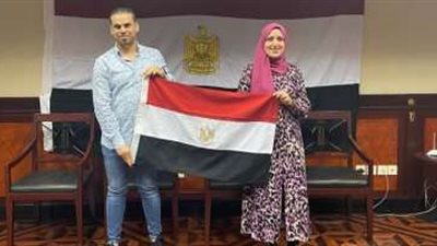 حاملين أعلام مصر.. أبناء الجالية المصرية يتوافدون على سفارة مصر لدى جاكرتا للإدلاء بأصواتهم