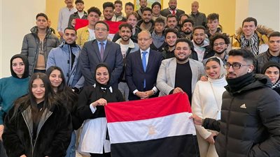 رغم برودة الطقس.. أبناء الجالية المصرية يتوافدون أمام اللجان باليوم الثالث