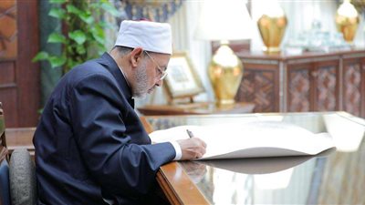 شيخ الأزهر  والبابا فرنسيس يوقعان معًا على 
