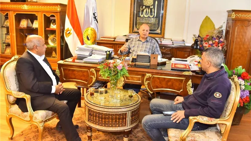 محافظ أسيوط يلتقي برئيس الهيئة العامة للطرق ويؤكد دعمه لإنهاء أعمال المشروعات