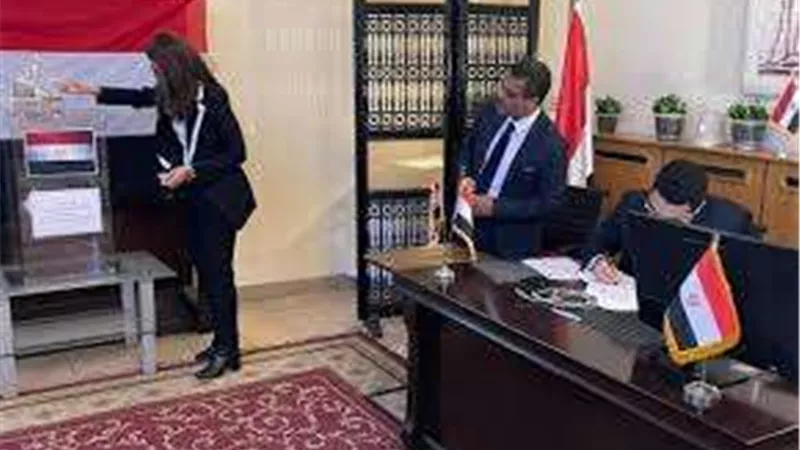 الناخبون يدلون بأصواتهم في السفارة المصرية بموسكو بالانتخابات الرئاسية