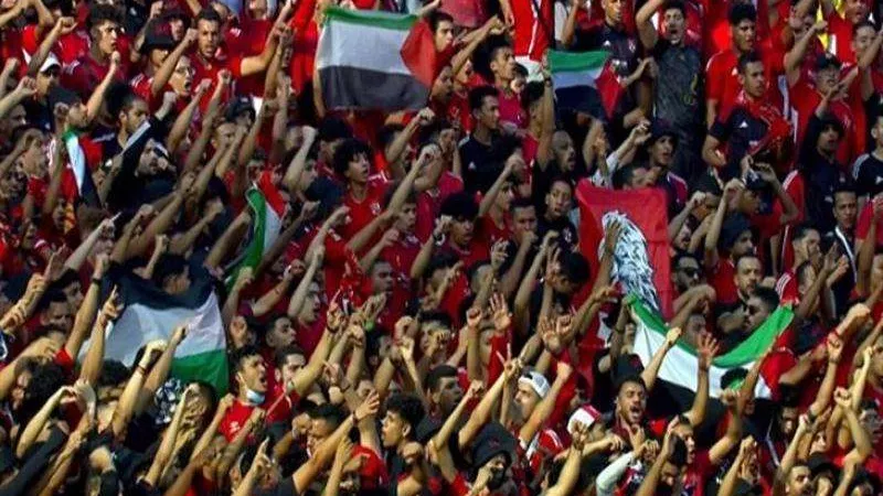 جماهير الأهلي ترفع لافتة ضخمة تضامنا مع فلسطين في مباراة أمام يانج أفريكانز