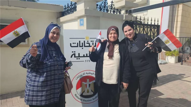 «جدعنة المرأة المصرية».. السيدات يتقدمن الصفوف الأمامية للانتخابات في الخارج