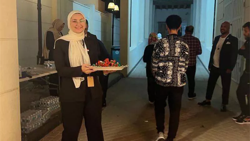 بالورد والشيكولاتة.. الجالية المصرية فى قطر تحتفل بالعرس الانتخابي