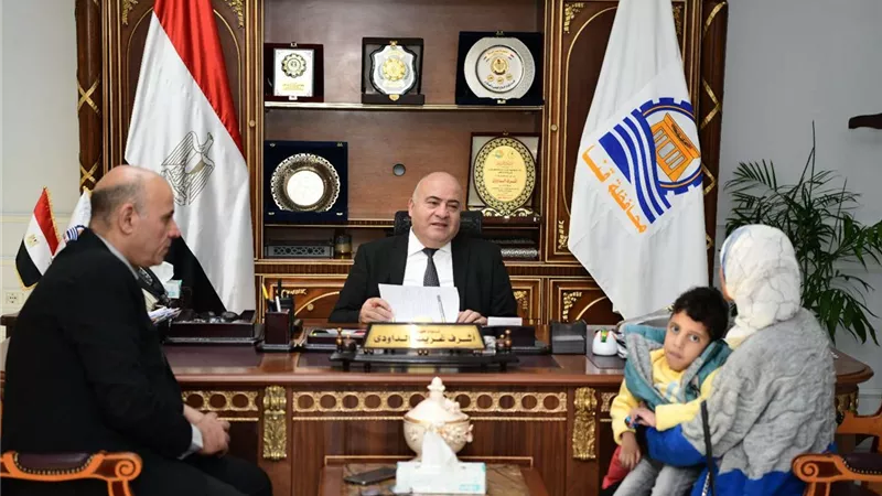 محافظ قنا يستأنف استقبال المواطنين بمكتبه لبحث شكواهم