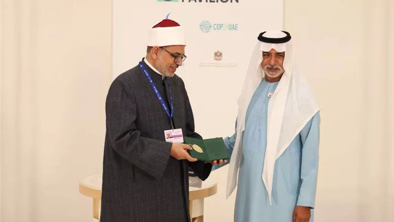 في COP28.. وزير التسامح والتعايش الإماراتي يكرم رئيس جامعة الأزهر