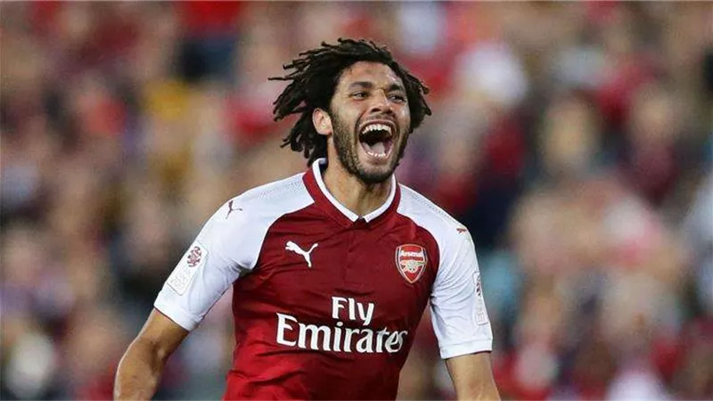 لاعب أرسنال الإنجليزي يدلي بصوته في الانتخابات الرئاسية