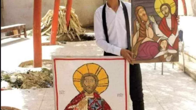 مبدع بروح رسام.. سوهاجي يستخدم قصاقيص القماش في رسم كل ما يهوى