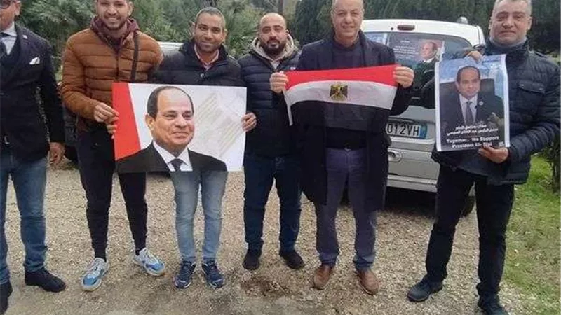 رغم برودة الطقس.. مواطن مصري في فرنسا من أمام السفارة: جيت انتخب عشان مصر تفضل بعزة وكرامة