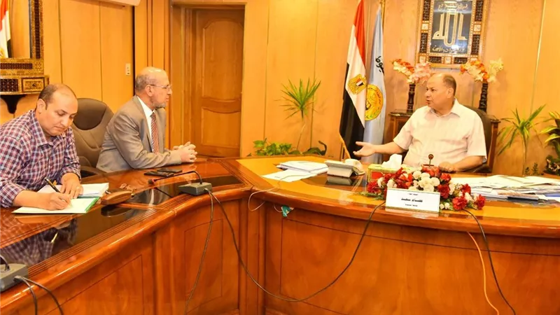 محافظ أسيوط يلتقي برئيس شركة الكهرباء لمناقشة سبل الدعم أمام مشروعات الكهرباء