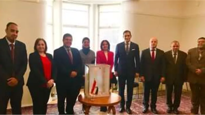 المصريون يتحدون الجو للإدلاء بأصواتهم في اليوم الثاني من انتخابات الرئاسة