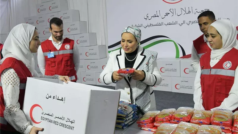 السيدة انتصار السيسي تتفقد الهلال الأحمر المصري للاطلاع على مجهودات دعم غزة