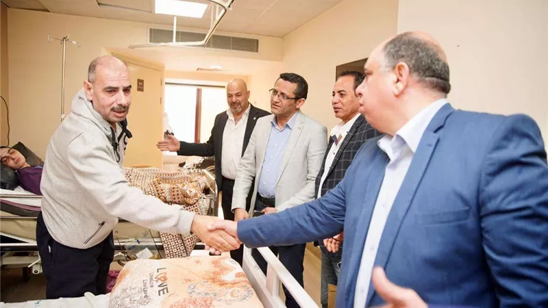 وفد من مجلس الصحفيين يزور الجرحى الفلسطينيين والأطفال الخدج في مستشفى معهد ناصر والعاصمة الإدارية