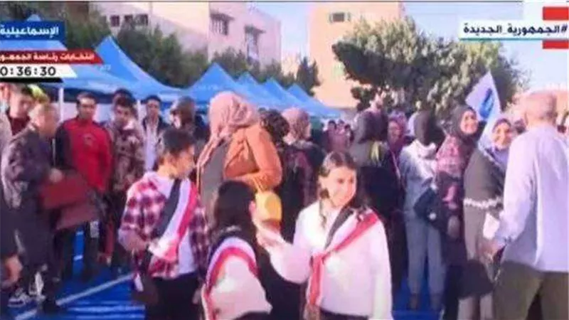 بالأعلام المصرية.. الأطفال أمام مقرات الاقتراع بانتخابات الرئاسة
