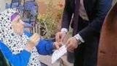 قاضي يساعد 