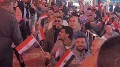 حاملين الأعلام.. المواطنون يحتشودون أمام اللجان بالزقازيق في اليوم الثاني