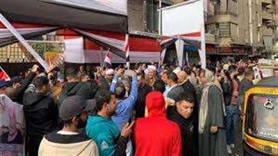 احتشاد الناخبين أمام اللجان في بني سويف رافعين الأعلام المصرية