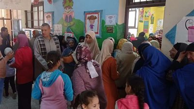 حضور نسائي كثيف.. السيدات يصطحبن الأطفال أثناء التصويت بلجنة 