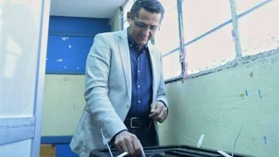 نقيب الصحفيين يدلي بصوته في الانتخابات الرئاسية