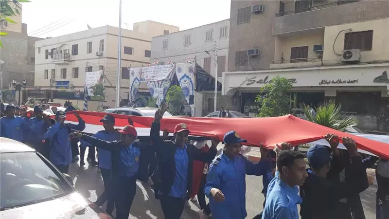 الألاف من الطلاب ينظمون مسيرة حاملين الأعلام خلال الأدلاء بأصواتهم