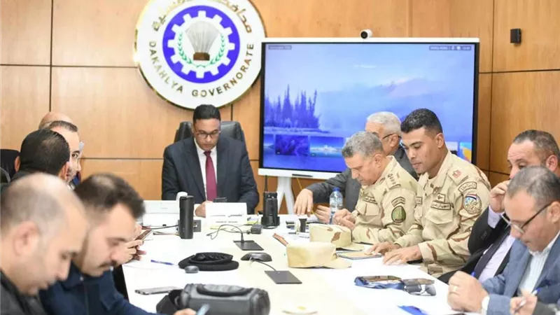 محافظ الدقهلية يتابع مع غرفة العمليات انتظام سير العملية الانتخابية