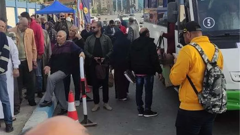 الانتخابات الرئاسية 2024 .. احتشاد المواطنين أمام مدرسة سعد زغلول بالسويس