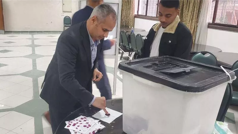 نائب محافظ أسيوط يدلي بصوته في انتخابات الرئاسة بلجنة الوافدين بنادي أعضاء هيئة التدريس