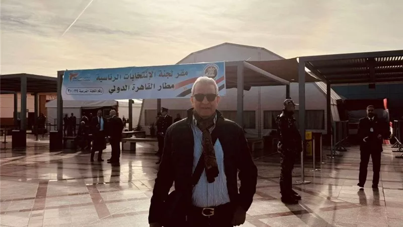 النائب محمد سعد عوض الله يدلي بصوته بالانتخابات في لجنة بمطار القاهرة