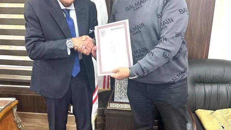 حسين لبيب أثناء توقيع