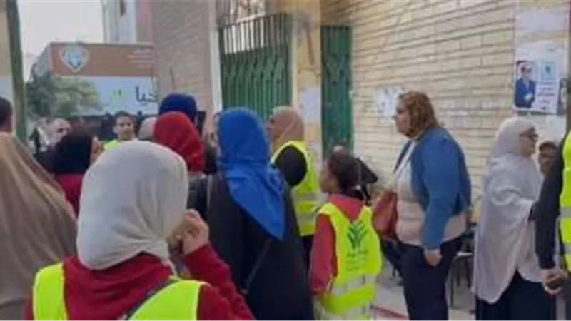 إقبال كثيف من المواطنين على لجنتي فوزى معاذ ومدرسة أحمد زويل في الإسكندرية
