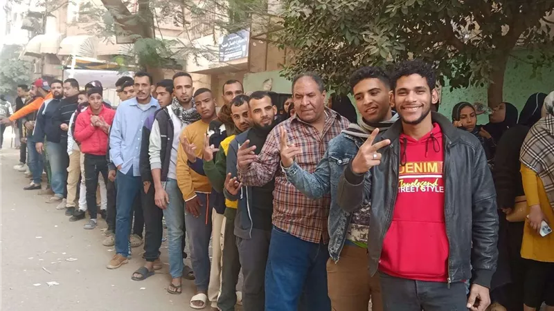 توافد عدد كبير من الشباب أمام لجنة مدرسة جمال عبد الناصر بمصر القديمة