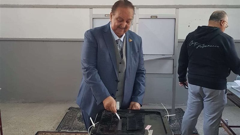 الدتور نبيل دعبس