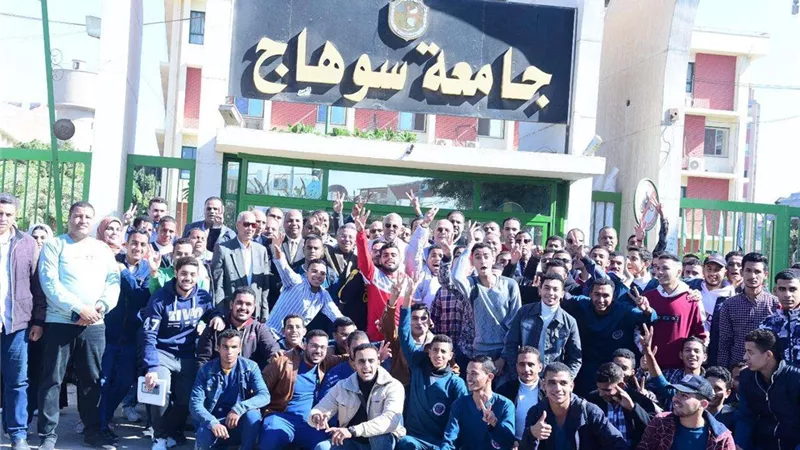 رئيس جامعة سوهاج يتابع توافد الطلاب للتصويت بالانتخابات الرئاسية 2024