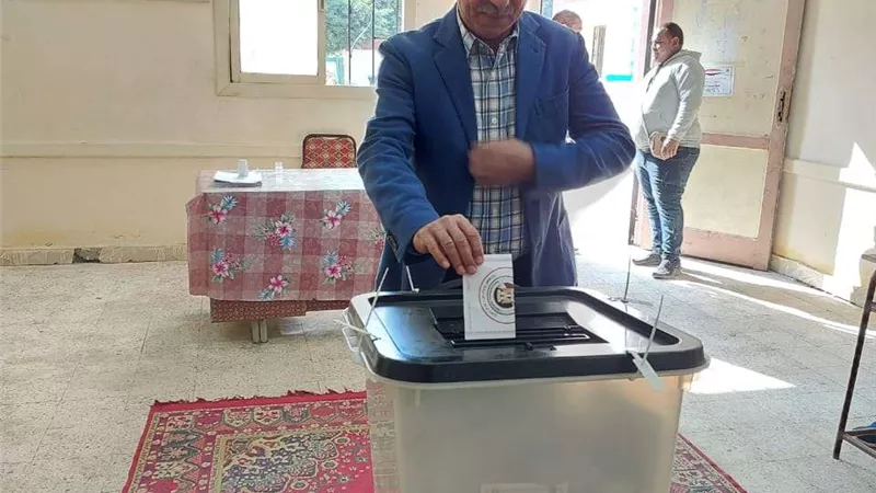 محسن عبد المسيح عضو مجلس إدارة الإسماعيلى يدلي بصوته فى الانتخابات الرئاسية